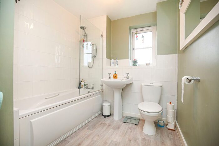 2 Bedroom Flat For Sale In Field Farm Road, Belgrave, Tamworth, B77