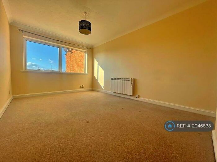 2 Bedroom Flat To Rent In Dores Court, Swindon, SN2