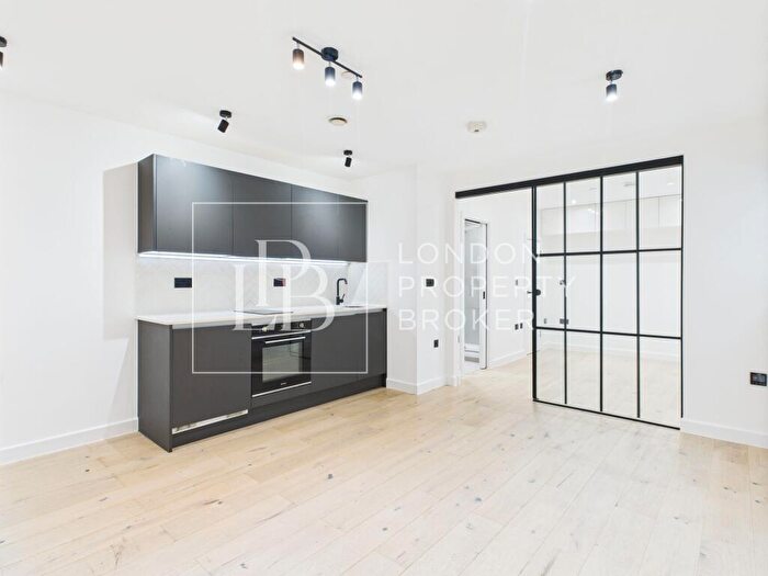 Studio To Rent In Manhattan Apartments, E14