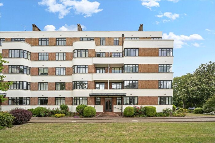 2 Bedroom Flat For Sale In The Crescent, Surbiton, KT6
