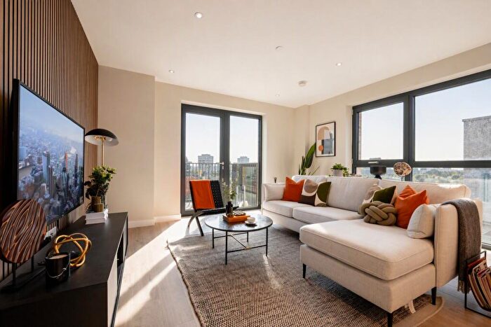 3 Bedroom Apartment For Sale In Woodberry Grove, Finsbury Park, London, N4