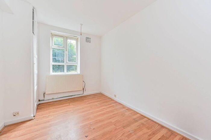 2 Bedroom Flat To Rent In Kings Avenue, Clapham Park, London, SW4