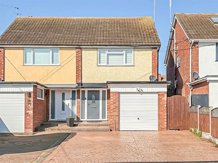 3 Bedroom Semi Detached House For Sale In Oakleigh Avenue, Hullbridge, Hockley, SS5