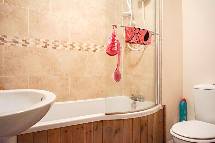 2 Bedroom Flat To Rent In Broomfield Cres, Leeds, LS6