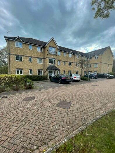 2 Bedroom Flat To Rent In Westview Close, Redhill, RH1