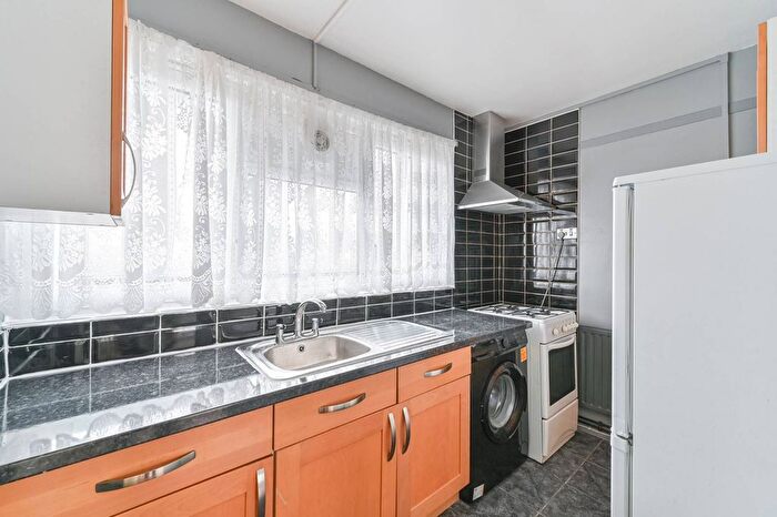 2 Bedroom Flat To Rent In Marchwood Close, Camberwell, London, SE5