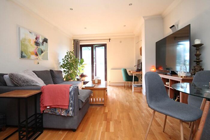 1 Bedroom Flat To Rent In Maple Building, Broomfield Lane, Palmers Green, N13