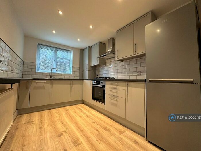 2 Bedroom Flat To Rent In Earlham Grove, London, E7