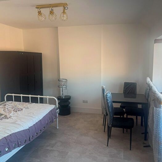 Studio To Rent In Brook Road, London, NW2