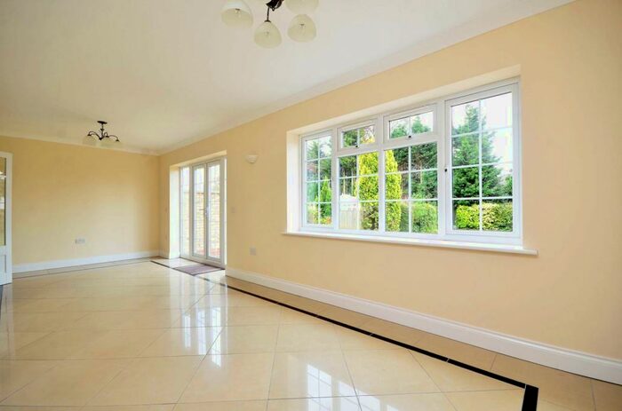 4 Bedroom Semi-Detached House To Rent In Minchenden Crescent, Southgate, London, N14