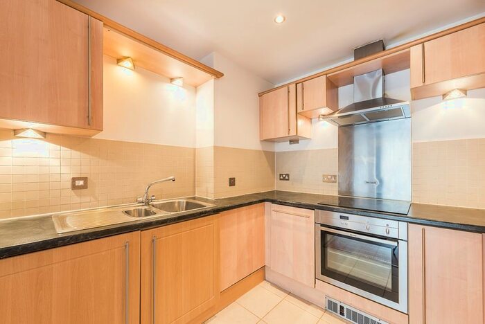 2 Bedroom Flat To Rent In The Bittoms, Kingston Upon Thames, KT1