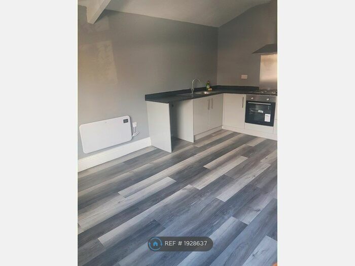 2 Bedroom Flat To Rent In () Savile Park Road, Halifax, HX1