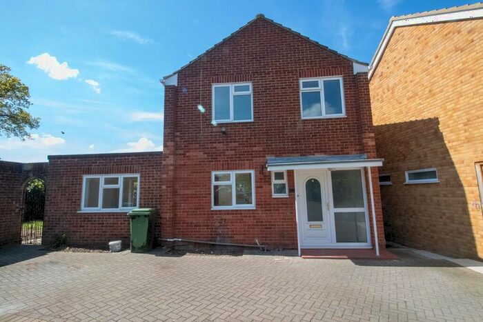 4 Bedroom Detached House To Rent In Middleton Gardens, Farnborough, GU14
