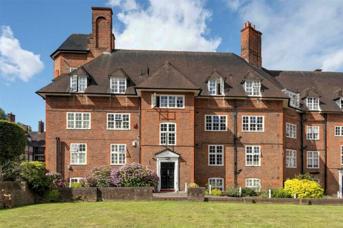 2 Bedroom Apartment To Rent In Hampstead Way, Golders Green, London, NW11