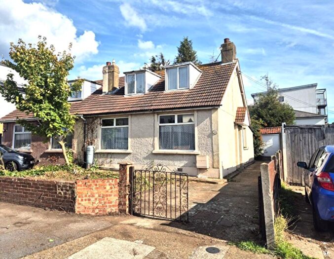 4 Bedroom Semi-Detached House For Sale In South Street, Rainham, RM13