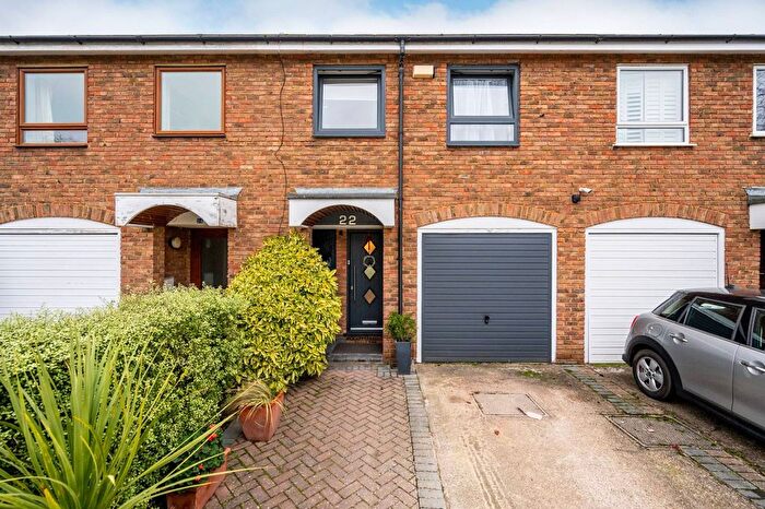 3 Bedroom Semi Detached House For Sale In Dudley Road, Kew, Richmond, TW9