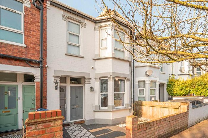 2 Bedroom Flat To Rent In Oak Grove, Cricklewood, London, NW2