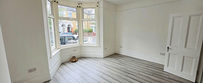 2 Bedroom Flat To Rent In Grove Rd, Walthamstow, E17