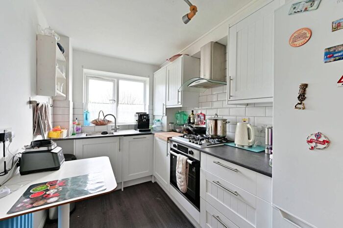 2 Bedroom Flat To Rent In Queensmere Road, Southfields, London, SW19