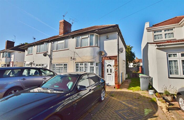 2 Bedroom Maisonette For Sale In Cornwall Avenue, Farnham Royal, Slough, SL2