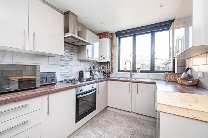 3 Bedroom Bungalow To Rent In Corsley Way, Hackney Wick, London, E9