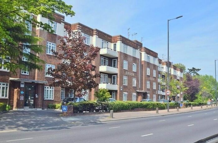 2 Bedroom Flat To Rent In North Circular Road, London, NW11