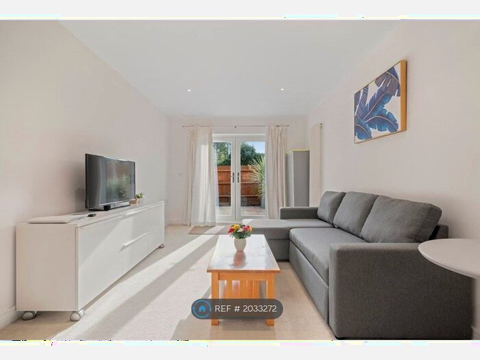 2 Bedroom Flat To Rent In Gallery Court, East Molesey, KT8