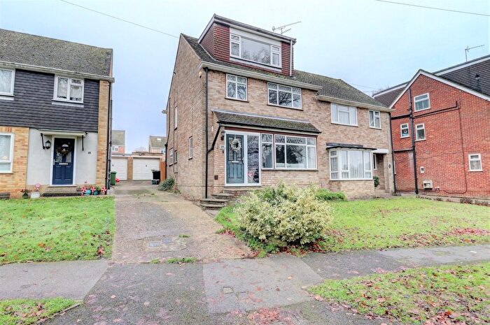 4 Bedroom Semi Detached House For Sale In The Warren, Hazlemere, High Wycombe, Buckinghamshire, HP15