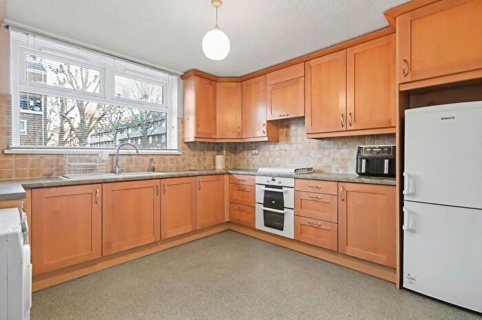 4 Bedroom Maisonette For Sale In Canton Street, London, E14