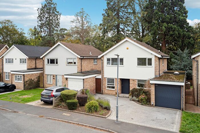 4 Bedroom Detached House For Sale In Hangar Ruding, Watford, WD19