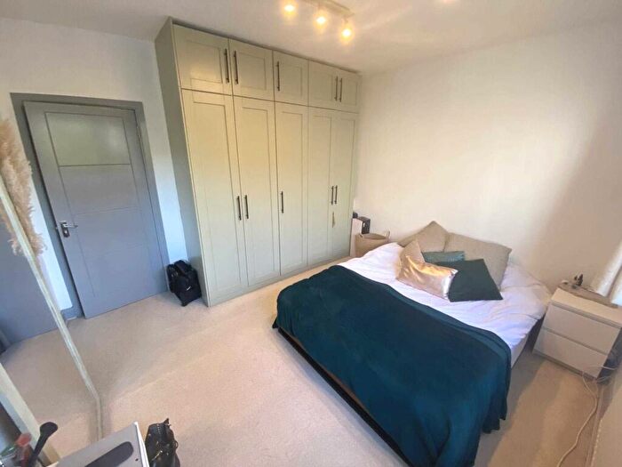 3 Bedroom Flat To Rent In Edgware Court, Edgware, HA8