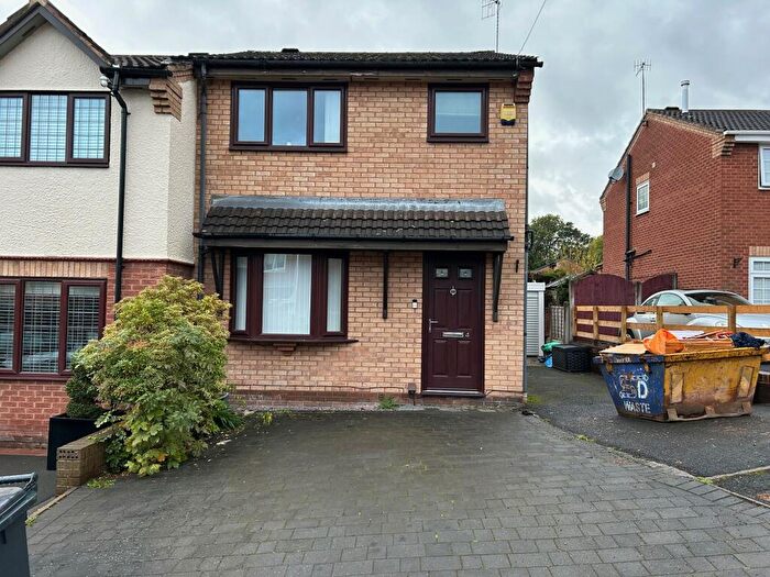 3 Bedroom House To Rent In Balmoral Close, Halesowen, B62