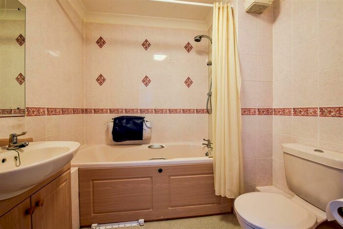 1 Bedroom Flat For Sale In Old Winton Road, Andover, SP10