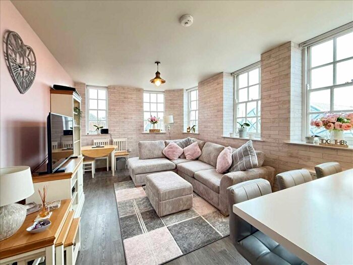 2 Bedroom Apartment For Sale In Royal Mews, Southend On Sea, SS1