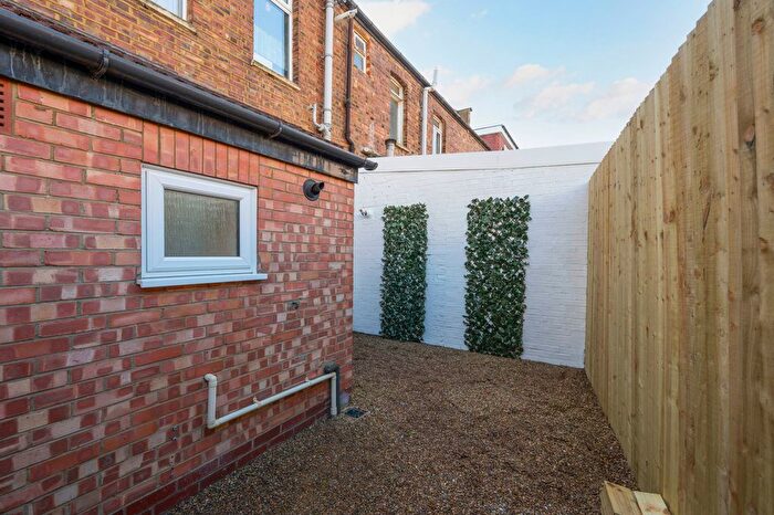 1 Bedroom Flat For Sale In Kingston Road, Raynes Park, SW20