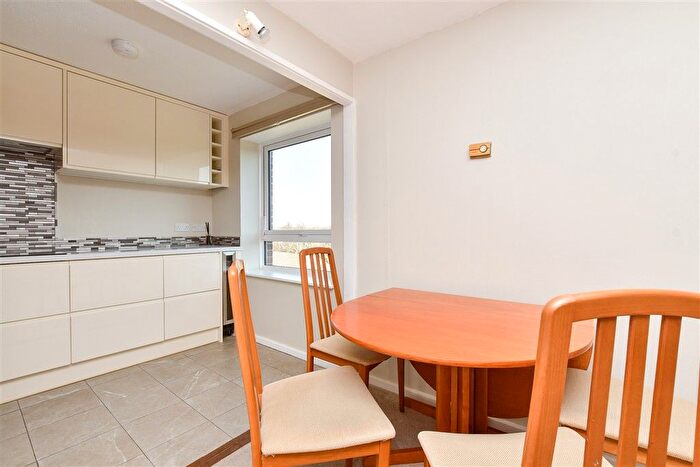 2 Bedroom Flat For Sale In Basinghall Gardens, Sutton, Surrey, SM2