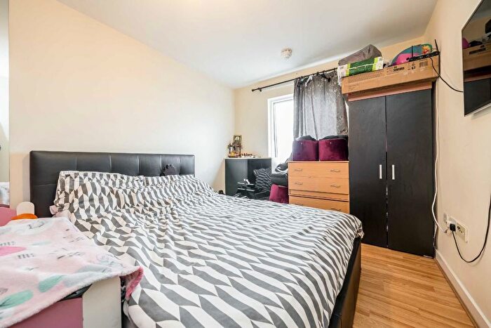 1 Bedroom Flat For Sale In Prince Regent Road, Hounslow, TW3