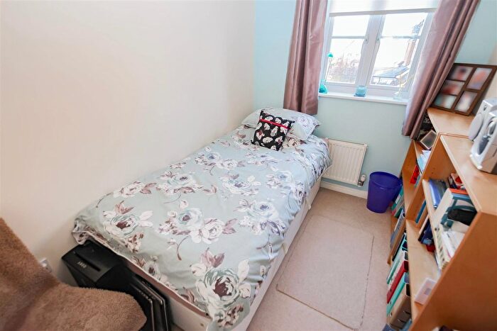 3 Bedroom End Of Terrace House For Sale In Bascombe Grove, Braeburn Park, Crayford, DA1