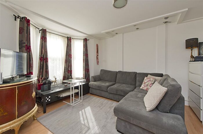 1 Bedroom Flat To Rent In Ellerslie Road, London, W12