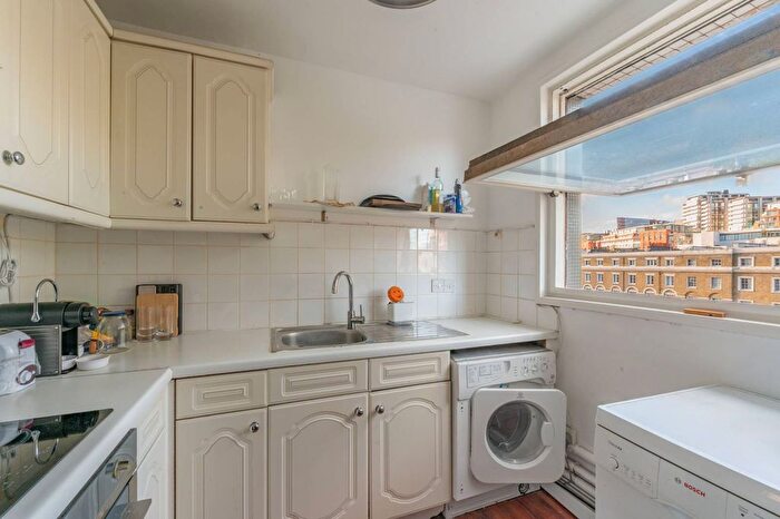 1 Bedroom Flat For Sale In The Water Gardens, Hyde Park Estate, London, W2
