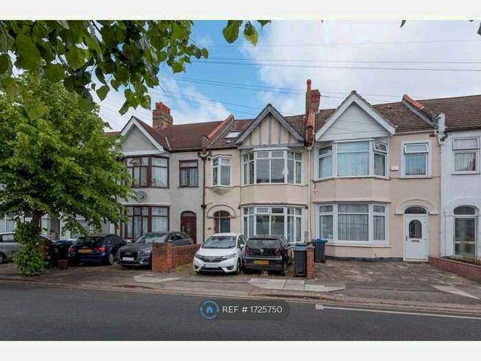 2 Bedroom Flat To Rent In Park Avenue, Mitcham, CR4