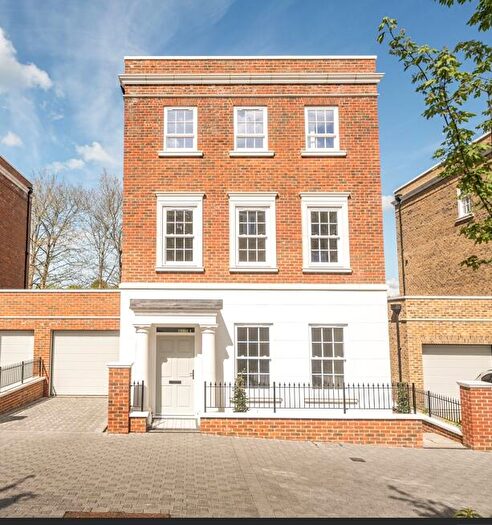 4 Bedroom Link Detached House For Sale In Brunswick Gardens, Chilbolton Avenue, Winchester, Hampshire, SO22