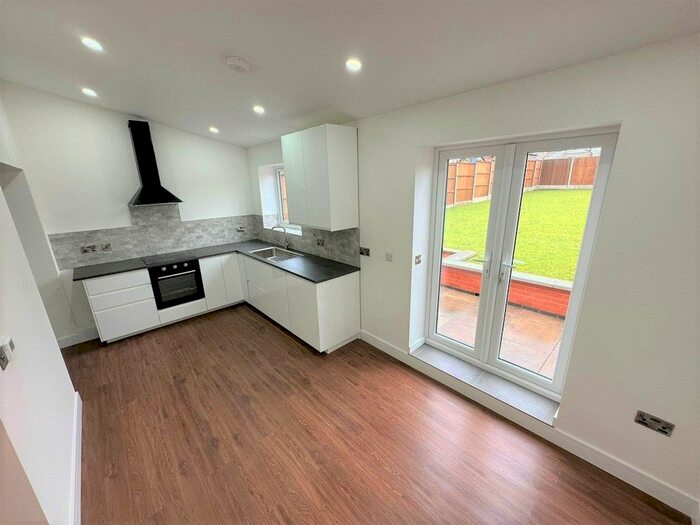 4 Bedroom Semi-Detached House To Rent In Houlditch Road, Leicester, LE2