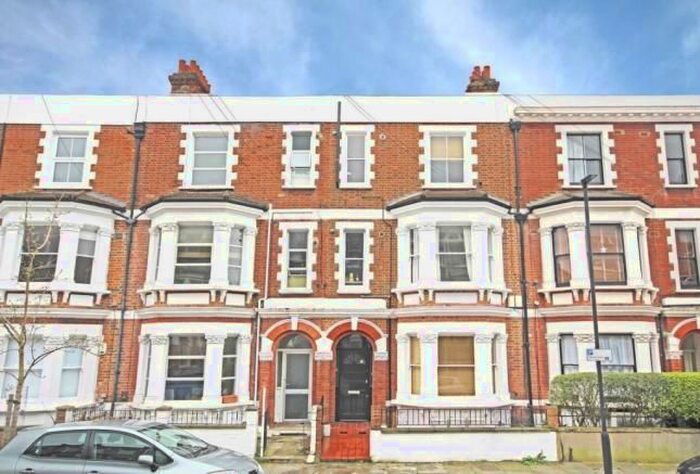 2 Bedroom Flat To Rent In Tregothnan Road, Clapham North, SW9
