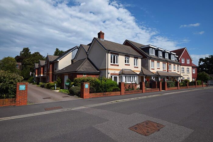 1 Bedroom Flat For Sale In Clover Leaf Court, Ackender Road, Alton, Hampshire, GU34