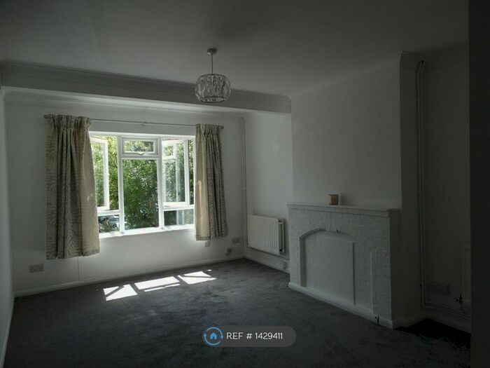 2 Bedroom Flat To Rent In Courtlands, Maidenhead, SL6