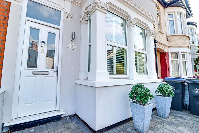 4 Bedroom End Of Terrace House For Sale In Rochford Avenue, Westcliff-On-Sea, SS0