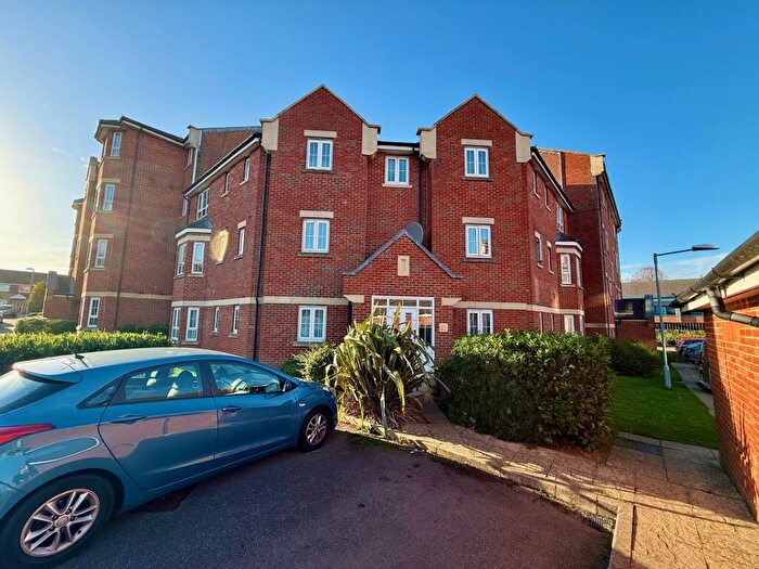 2 Bedroom Flat To Rent In Watling Gardens, Dunstable, LU6