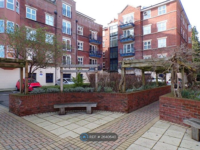 3 Bedroom Flat To Rent In Far Headingley / Weetwood, Leeds, LS16