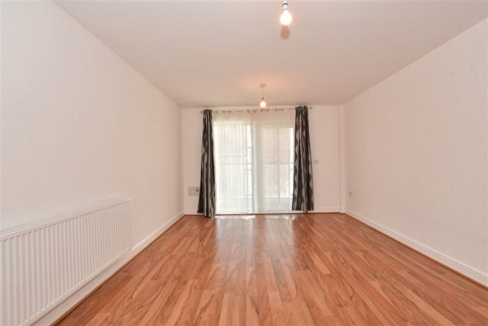 2 Bedroom Flat For Sale In Maxwell Road, Romford, Essex, RM7